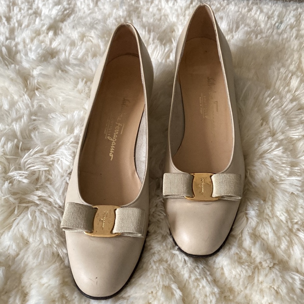 SALVATORE FERRAGAMO: Beige, Leather & "Vara" Buckle Logo Pumps Sz: 9.5 AAAA